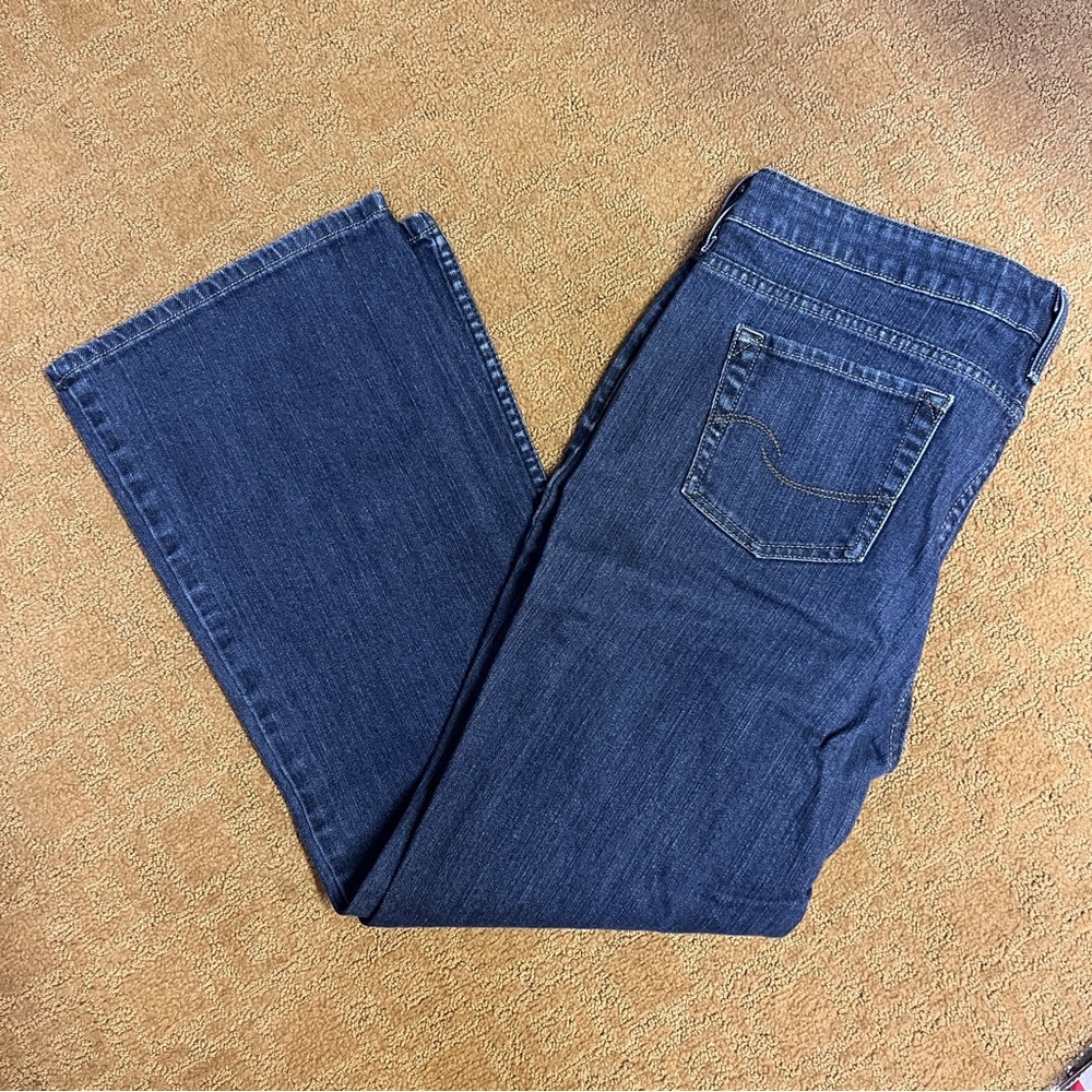 Old Navy Original Mid-Rise denim jeans. Size 16 short